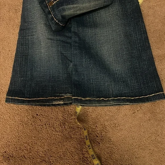 True Religion 
Joey Super T
Size 28
Medium wash
Light distressing - Picture 6 of 7